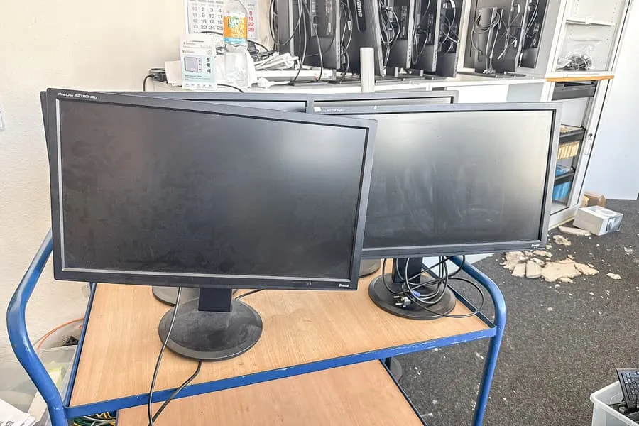 4 monitory Iiyama ProLite B2780HSU, każdy 27"