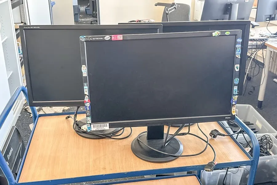 3 monitory Iiyama ProLite B2780HSU, każdy 27"