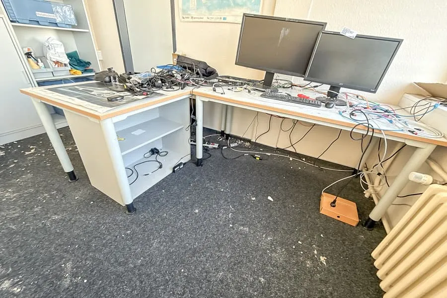 2 bureaux et armoire à dossiers