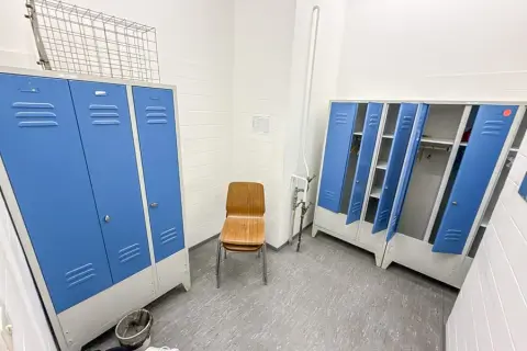 3 metalen lockers en 3 stoelen