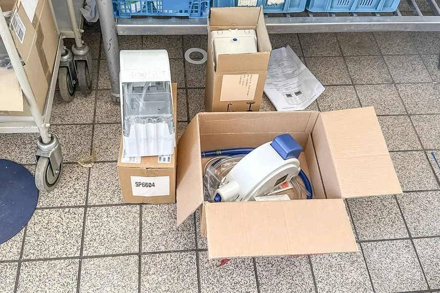2 distributeurs de savon et doseur Ecolab