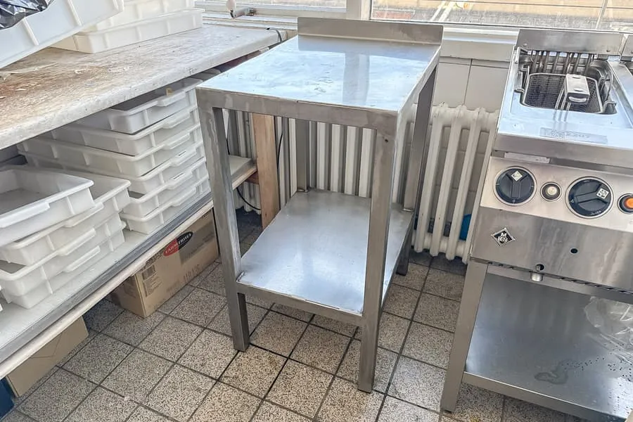 Stół roboczy ze stali nierdzewnej