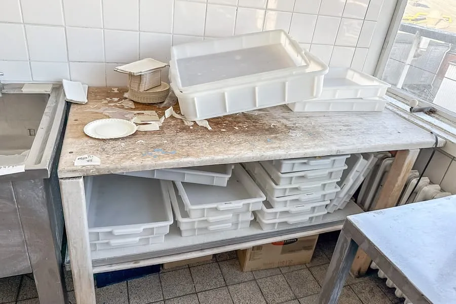 Zawartość stołu: pudełka na pizzę