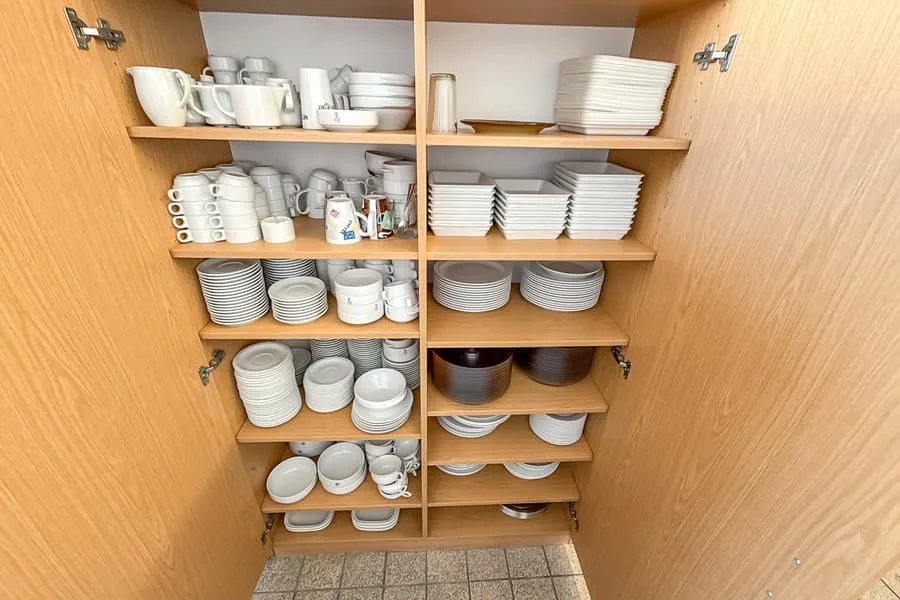 Inhoud van 13 legplanken: servies