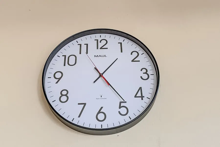Wanduhr Maul
