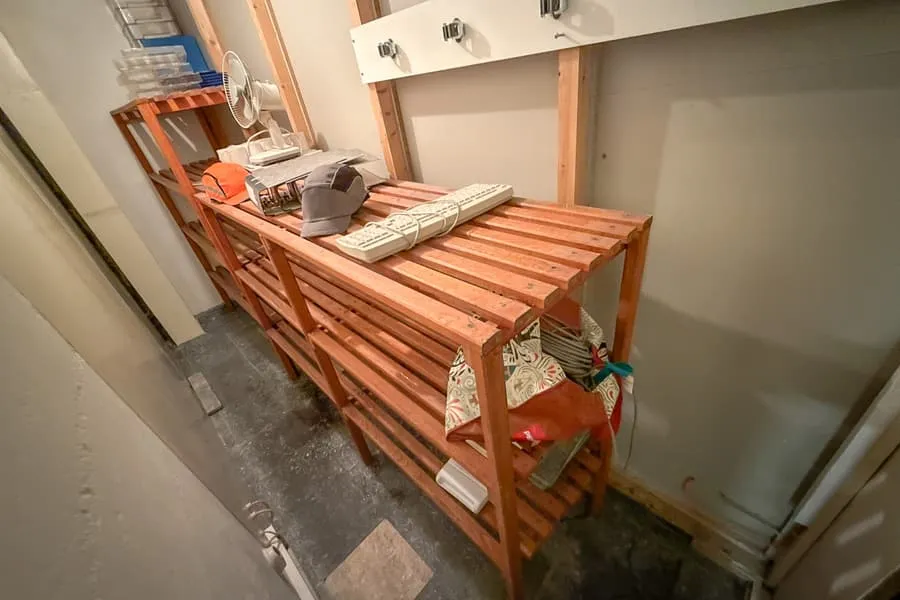 2 dřevěné regály s obsahem: různé