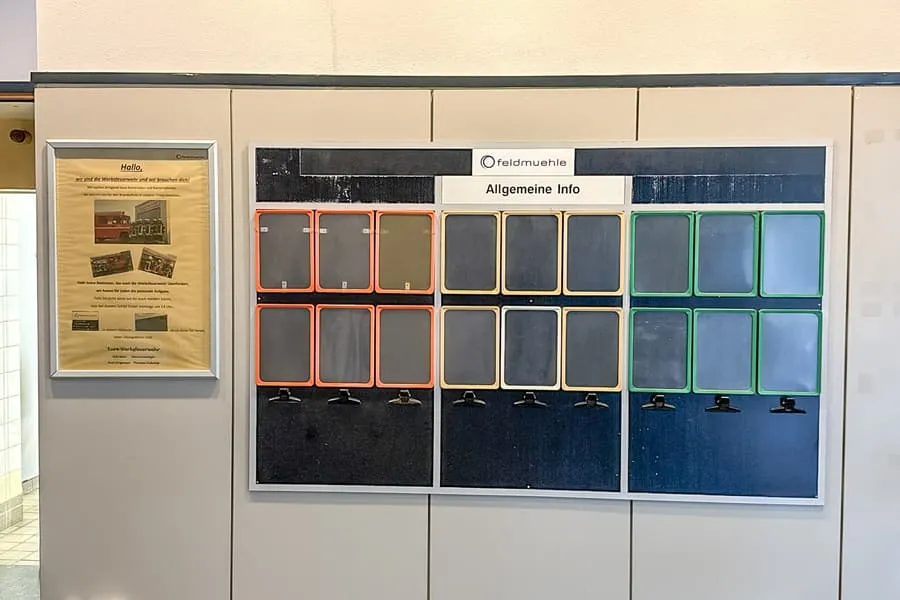 Tablica zaciskowa, tablica informacyjna i wieszaki ścienne