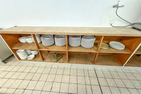Contents of 5 shelf levels: dishes