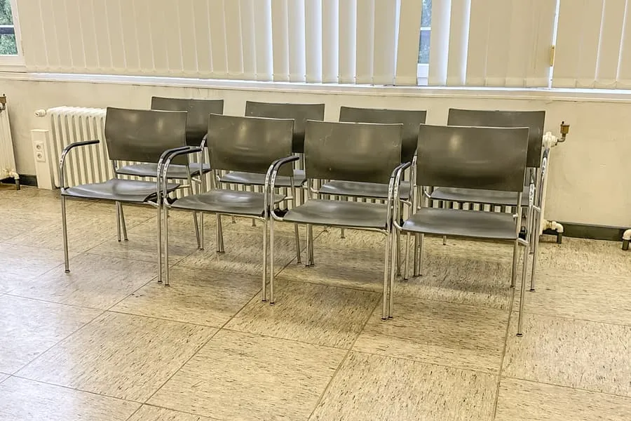 8 Stühle