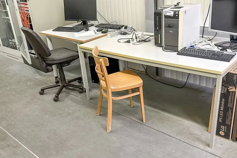 2 Tische und Bürodrehstuhl