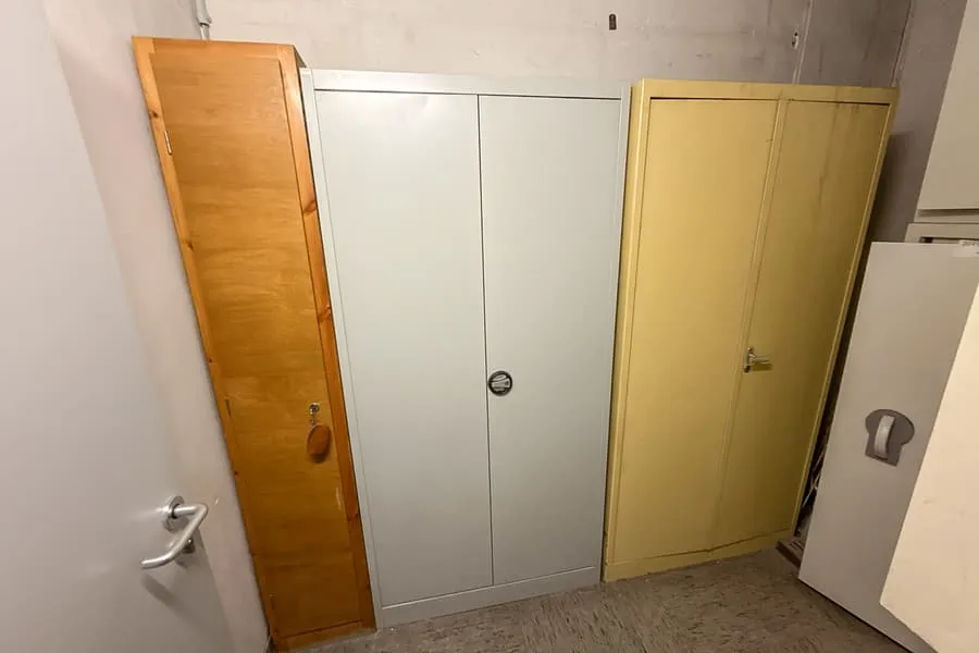 2 Metallschränke und Holzspind