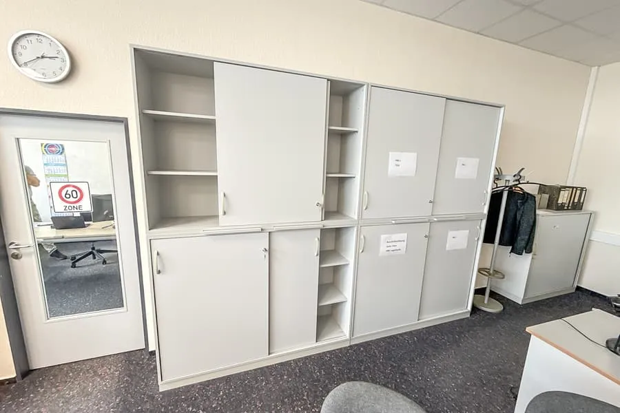 4 skříně s posuvnými dveřmi