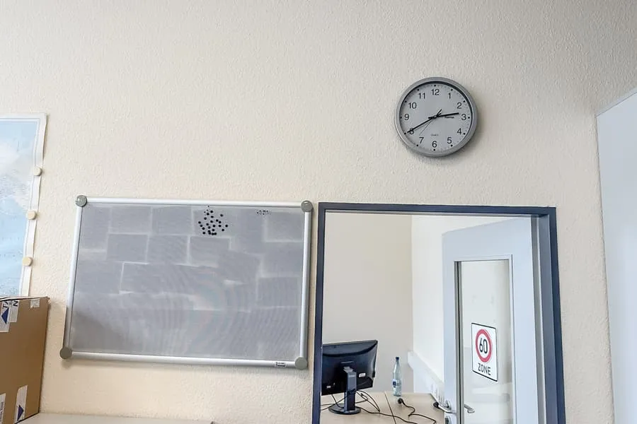 Tableau d'affichage et horloge murale