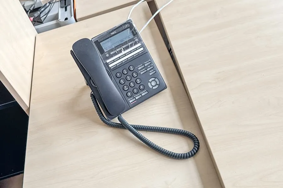2 systémové telefony Nec DT900