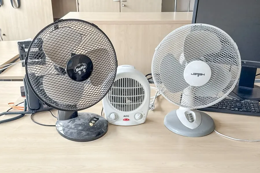 2 tafelventilatoren en heteluchtkachel