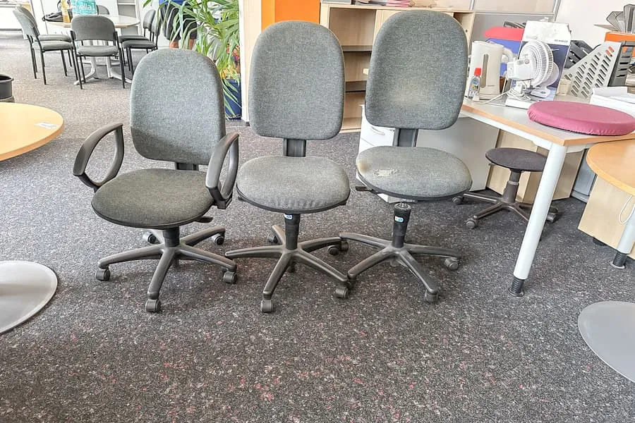 3 chaises de bureau pivotantes