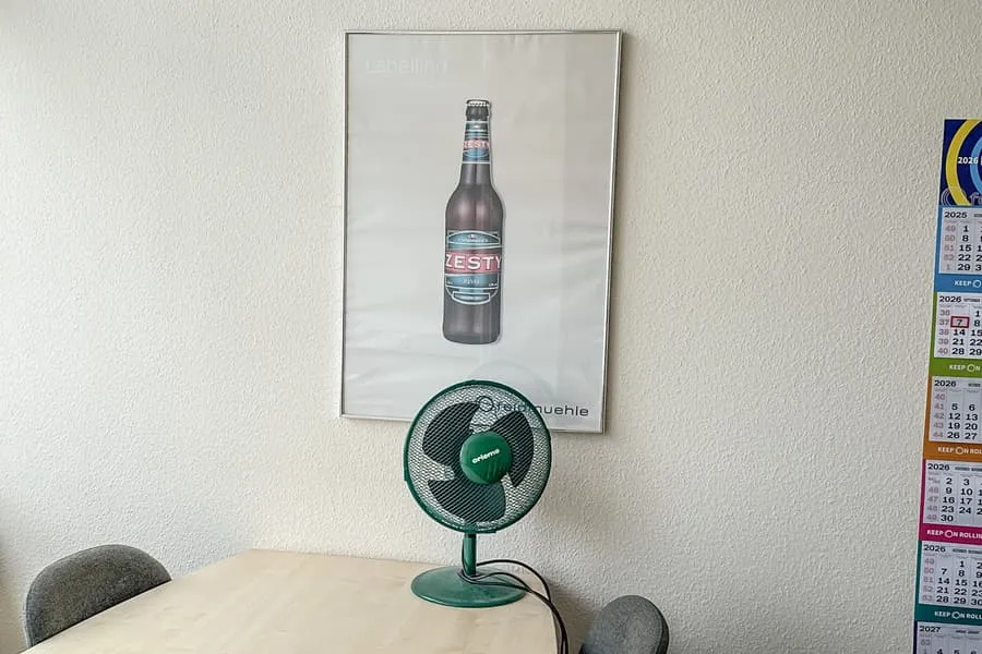 Dekorační obraz a stolní ventilátor