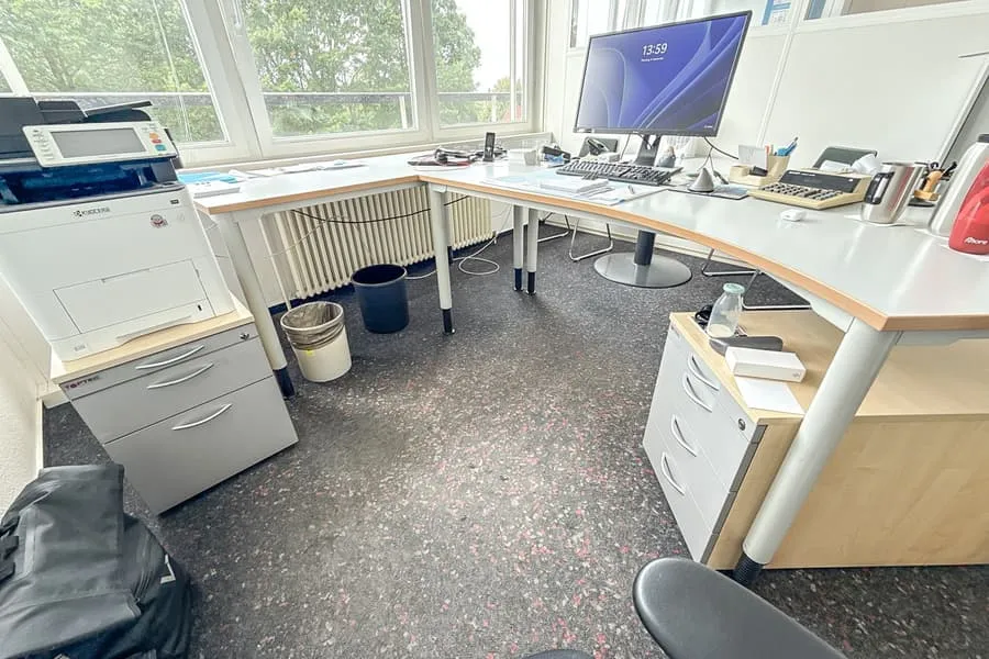 2 bureaux et 2 caissons à roulettes