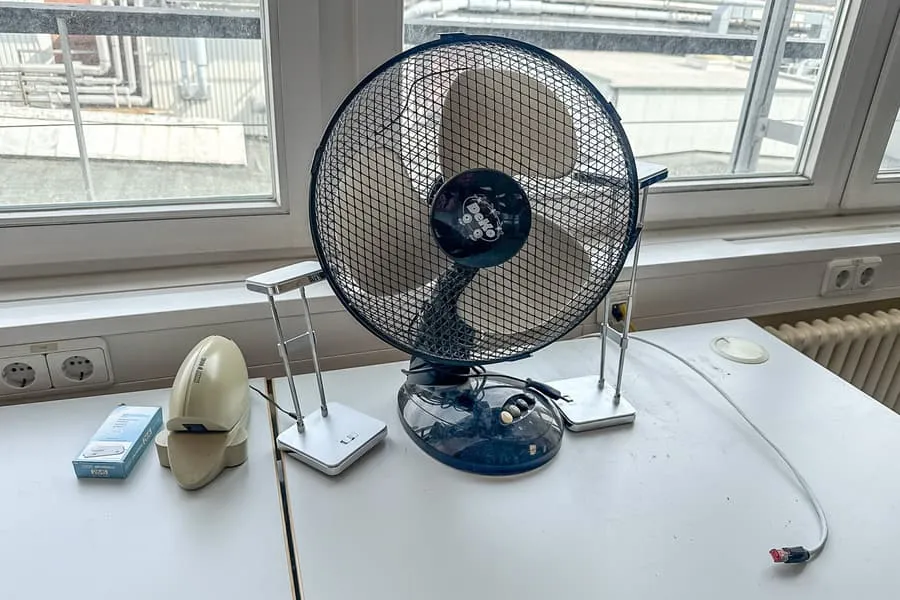2 stolní lampy, ventilátor a sešívačka