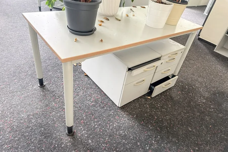 Desk and 2 mobile pedestals