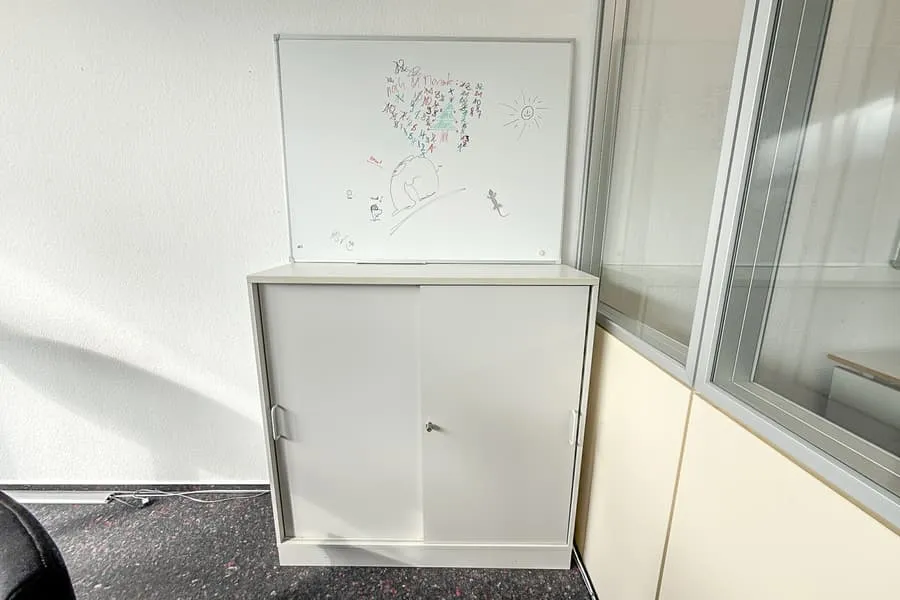 Schiebetürenschrank und Whiteboard
