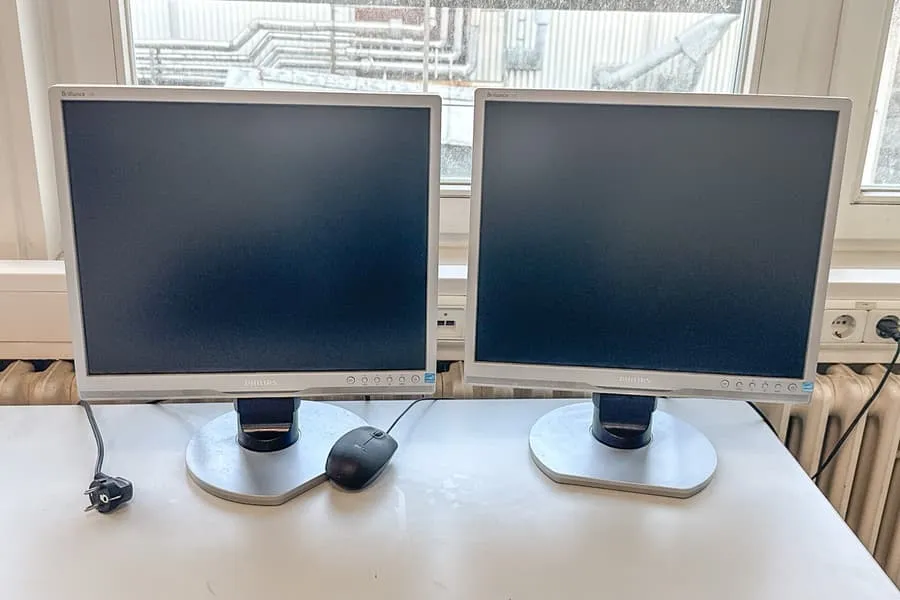 2 Philips MNB1190T monitors, elk 19"