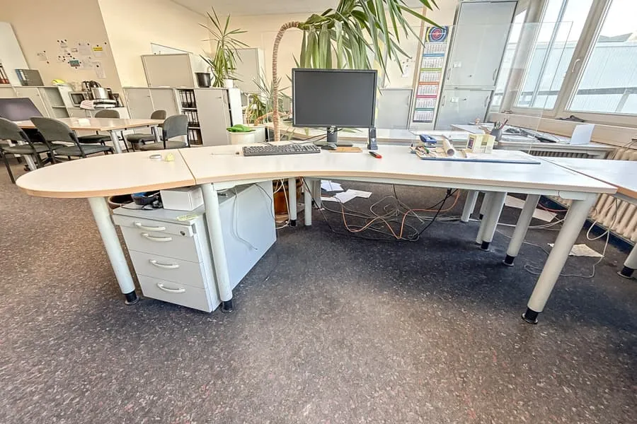 L-vormig bureau en rolcontainer