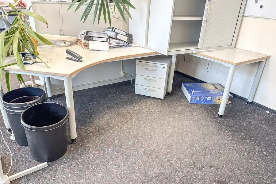 2 bureaux et caissons à roulettes