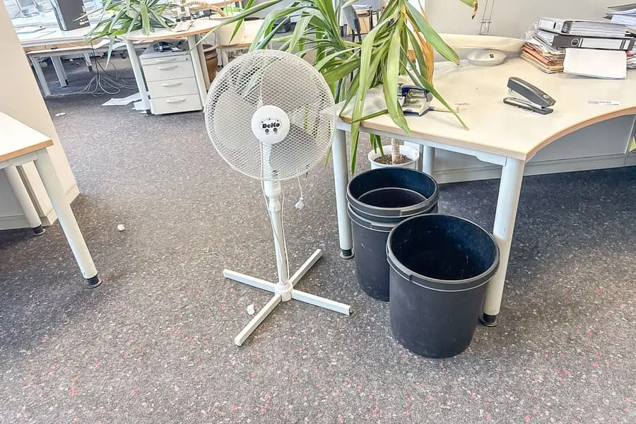3 afvalbakken en staande ventilator