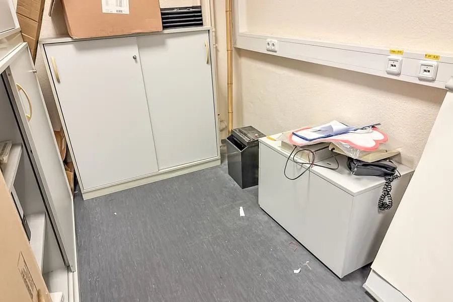 Filing cabinet and mobile pedestal