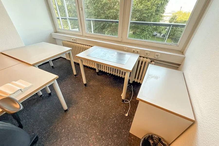 2 Tische und Ordnerschrank