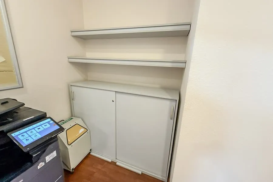 Schiebetürenschrank und 2 Wandregale