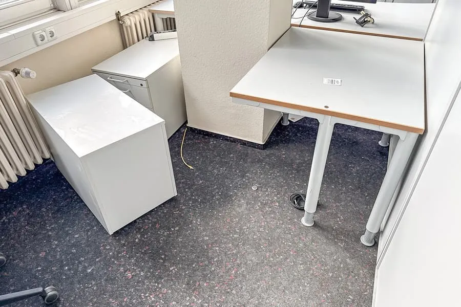 Odkládací stolek a 2 kontejnery na kolečkách