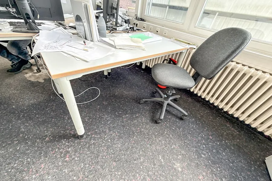 Schreibtisch und Bürodrehstuhl