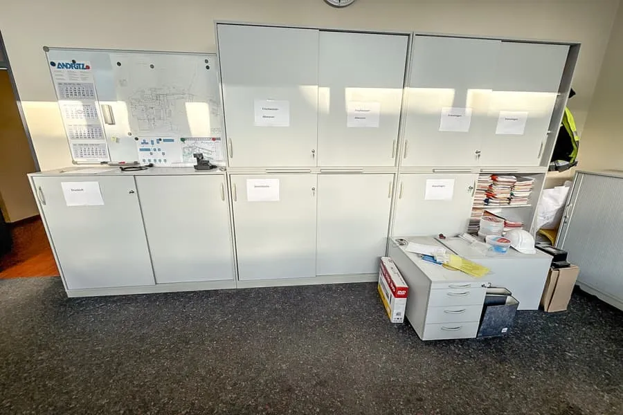 5 schuifdeurkasten en 2 rolcontainers