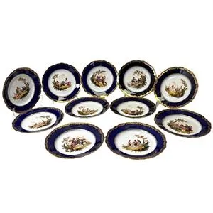 11 seltene Porzellanteller mit Militaria-Szenerien