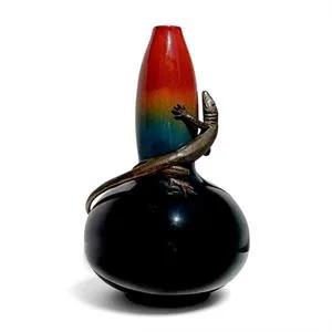 Ceramic vase with lizard mount