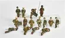 Fröha, Arnold, figurines assises