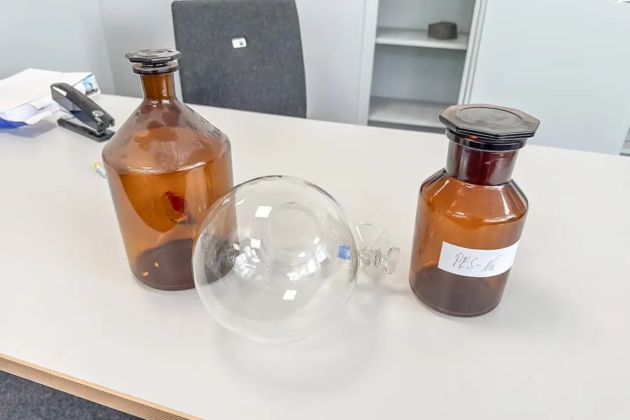 Laboratory vessel and glass storage container