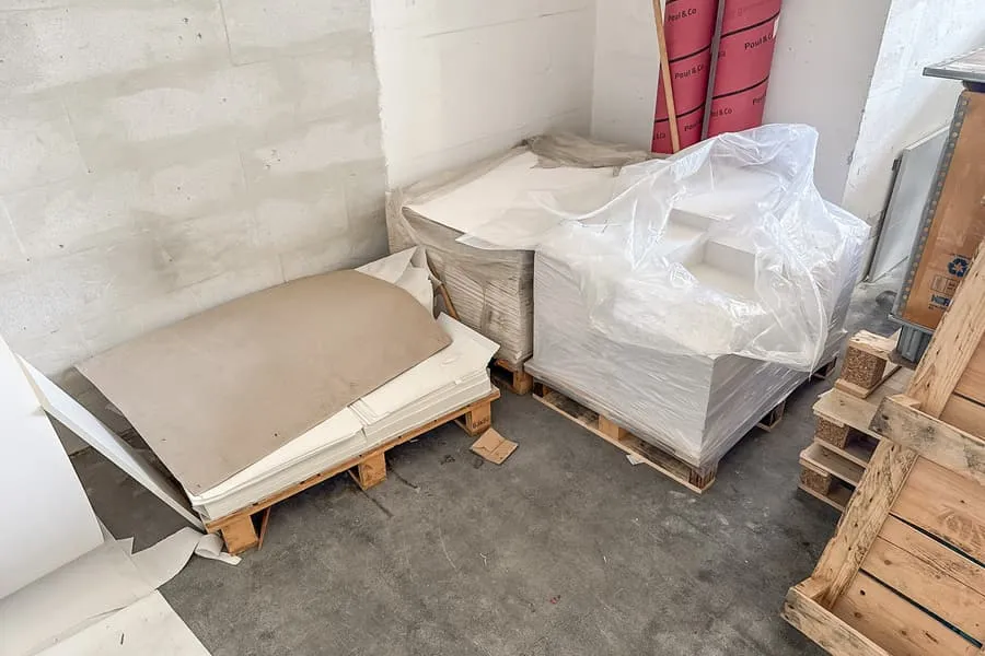 3 palettes de feuilles de papier