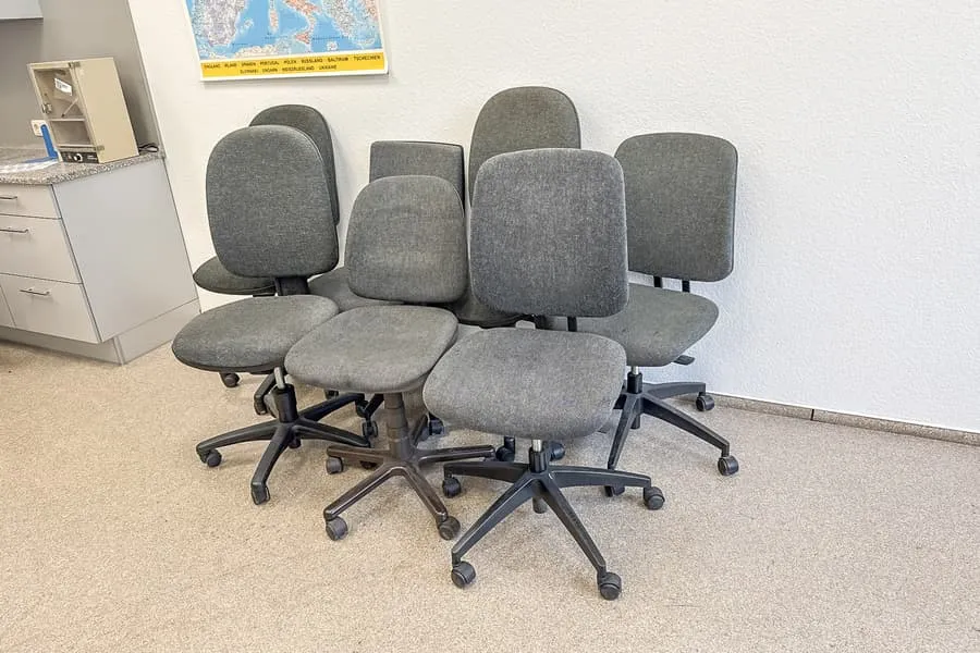7 chaises de bureau pivotantes