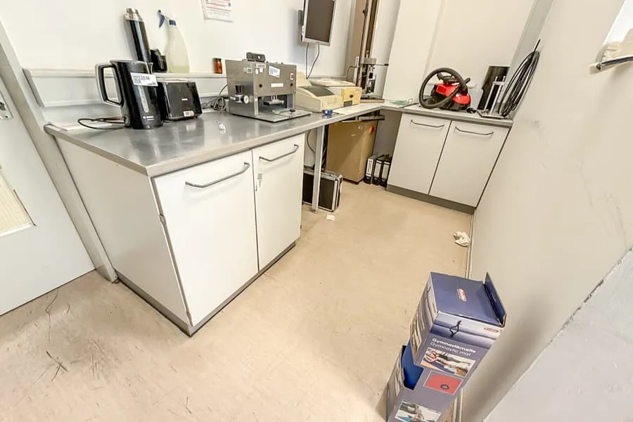 Laboratorní pracovní linka, do L