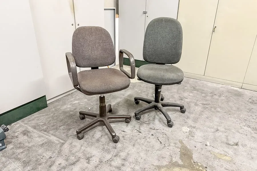 2 bureaustoelen draaibaar