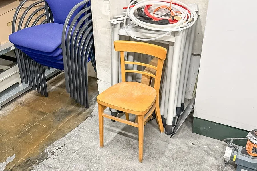 8 Tischfüße, Stuhl und Tischleuchte