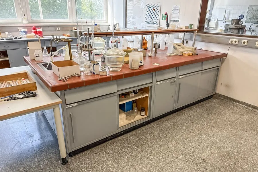 Laboratorní pracovní stůl
