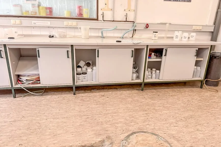 Obsah 3 skříní: laboratorní potřeby