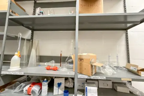 Obsah police: laboratorní potřeby