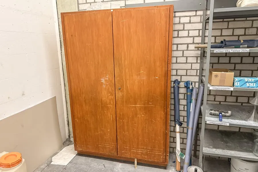Armoire avec anciens instruments de mesure