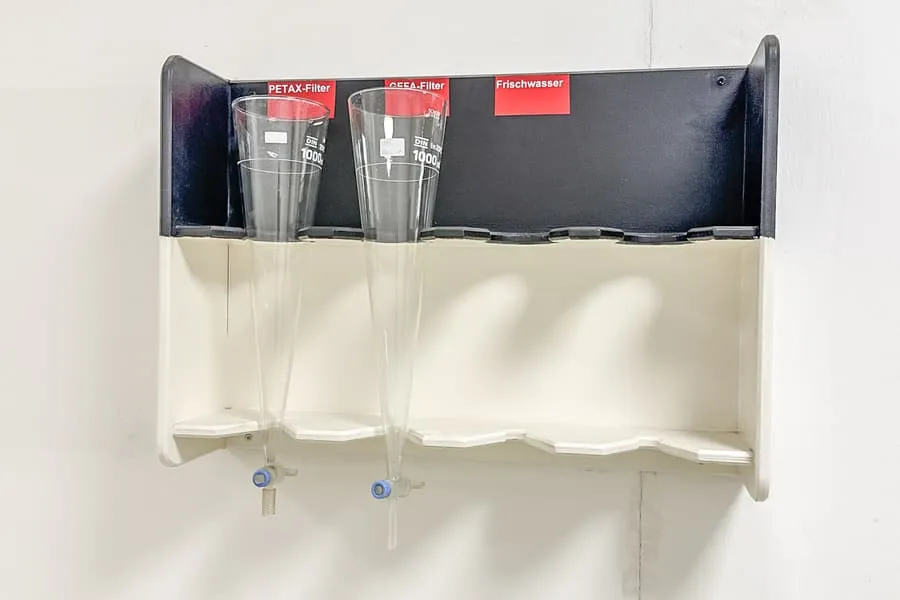 2 entonnoirs en verre de laboratoire avec support
