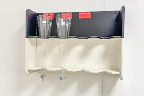 2 laboratorní skleněné trychtýře s držákem